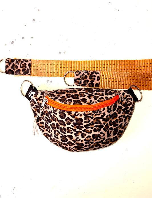 Leo Hip Bag - handgemachte Echtleder Bauchtasche mit Wechselgurt, nachhaltig & einzigartig.