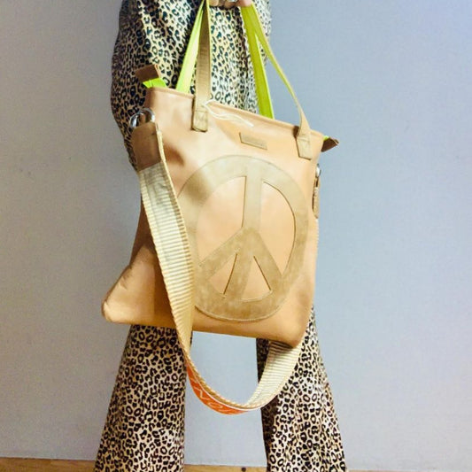 Kleine eckige Ledertasche mit Peace aus recyceltem Leder