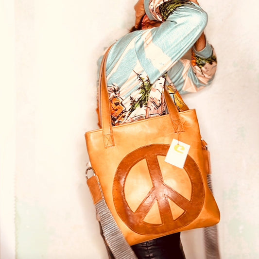 Kleine eckige Ledertasche mit Peace aus recyceltem Leder