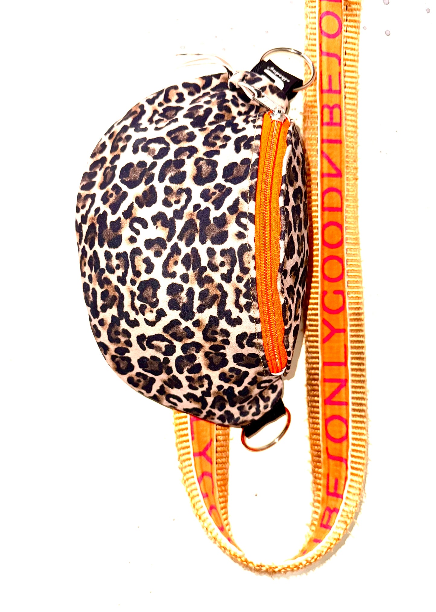 Leo Hip Bag - handgemachte Echtleder Bauchtasche mit Wechselgurt, nachhaltig & einzigartig.