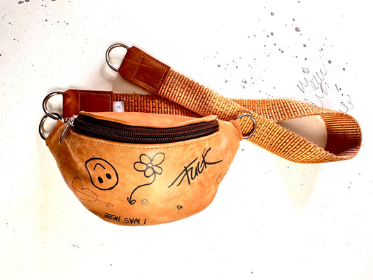 Hip Bag | handgemachte Tasche aus recyceltem Leder. Nachhaltig & einzigartig.