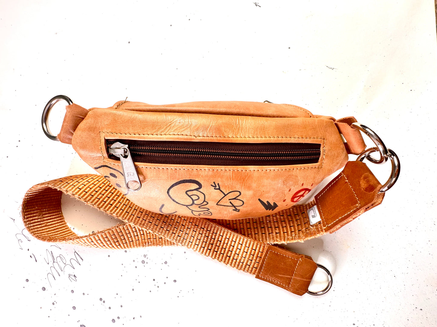 Hip Bag | handgemachte Tasche aus recyceltem Leder. Nachhaltig & einzigartig.