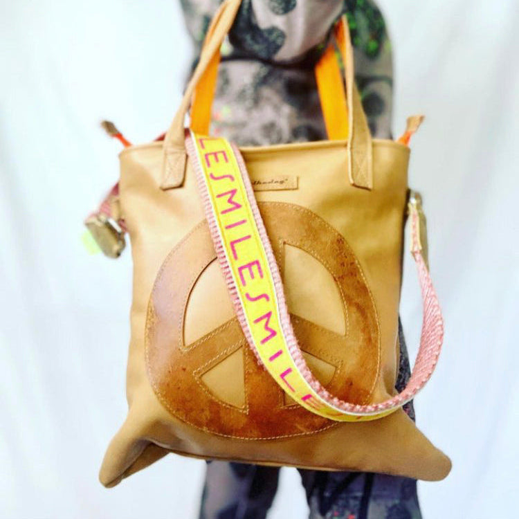 Kleine eckige Ledertasche mit Peace aus recyceltem Leder